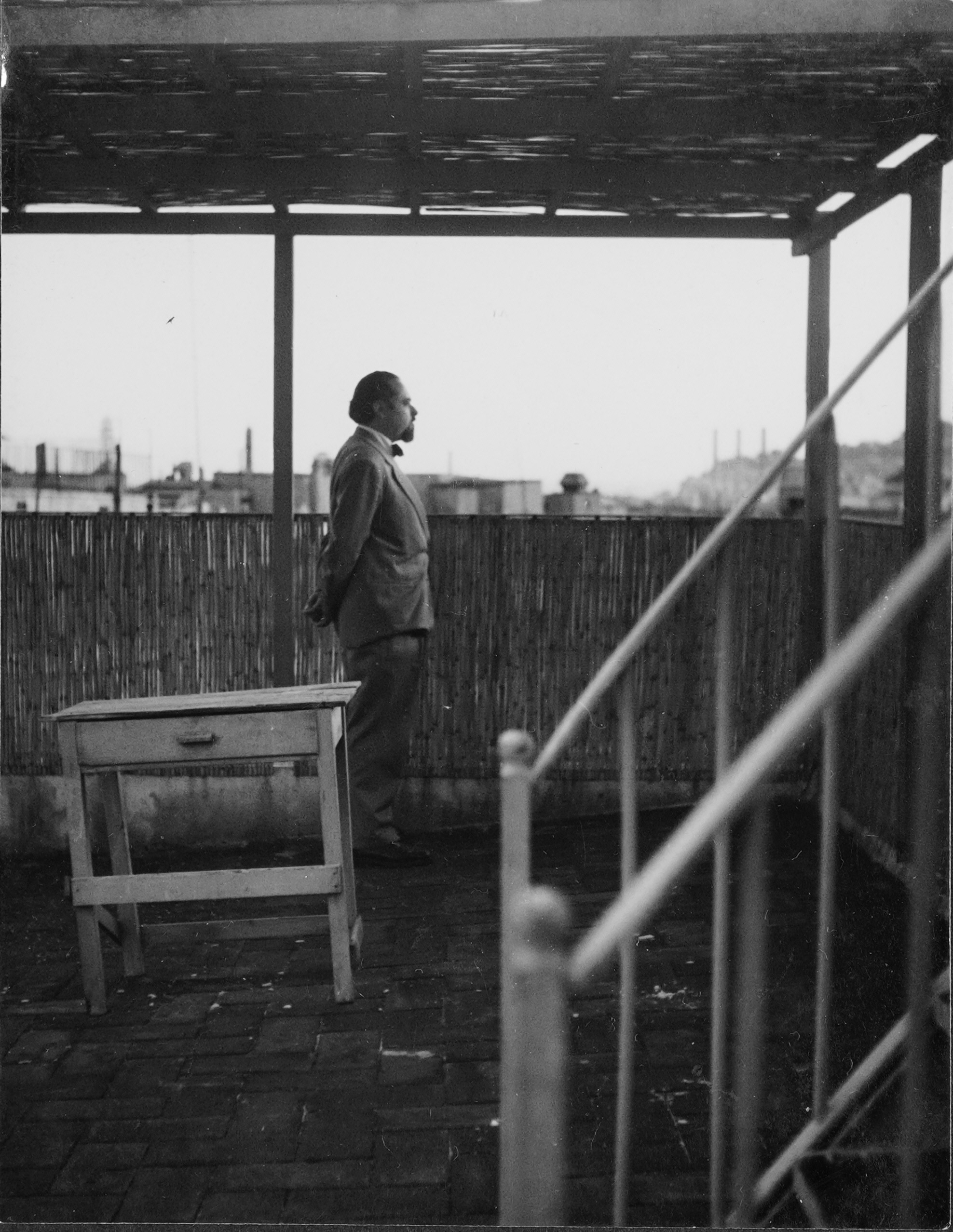 Abelló al pati del seu estudi de Barcelona contemplant la ciutat. Fotografia de Francesc Català-Roca